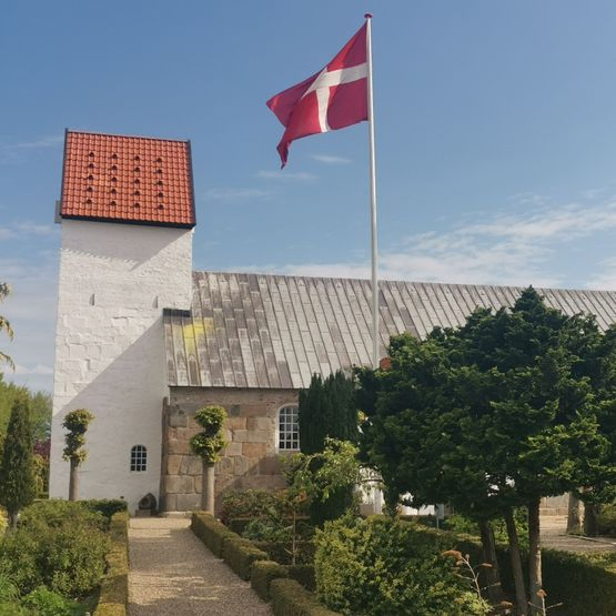 Sdr. Omme Kirke med flaget hejst