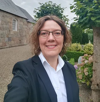 Billede af kirketjener og kirkesanger Annette Noer Baandrup