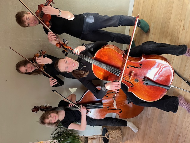 Billede af Violinpigerne med deres instrumenter