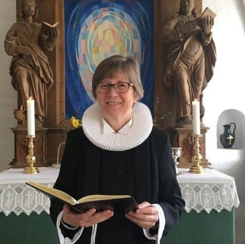Jette Holm Rosendal i præstekjole