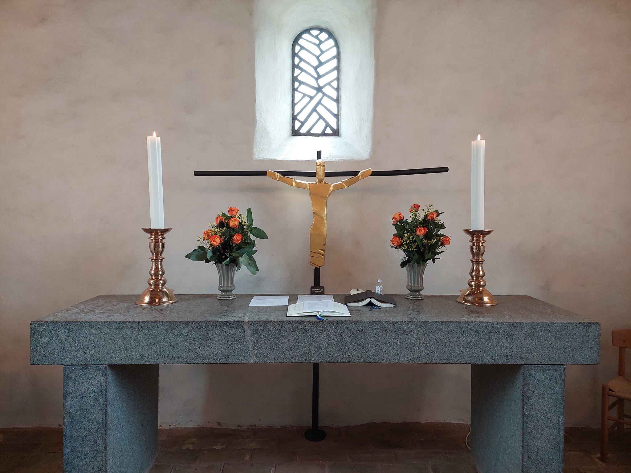 Billede af alteret med blomster og lys