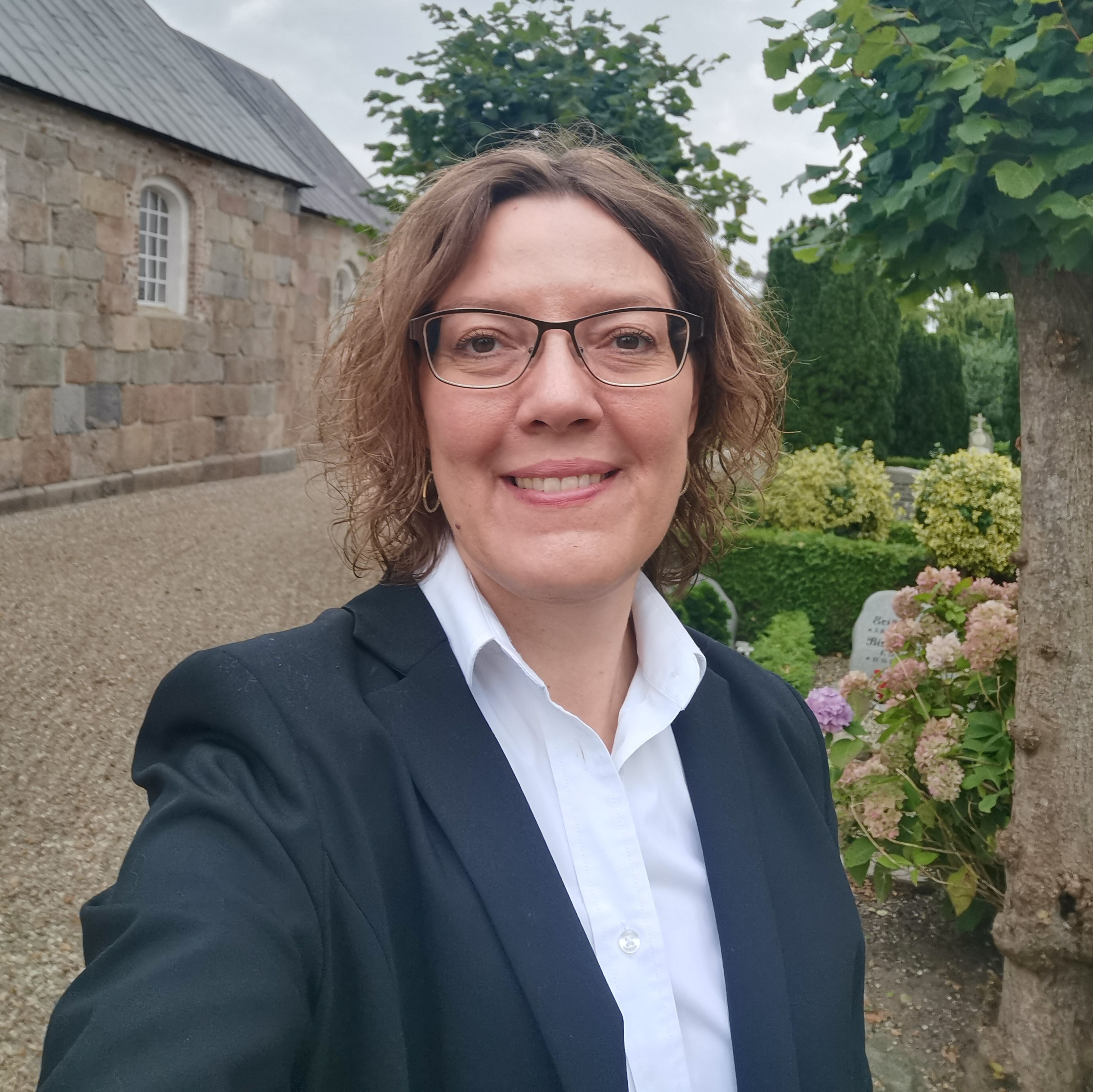 Billede af kirketjener og kirkesanger Annette Noer Baandrup